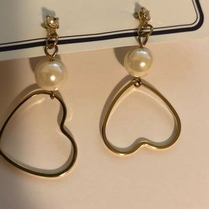 Gold heart pearl earring